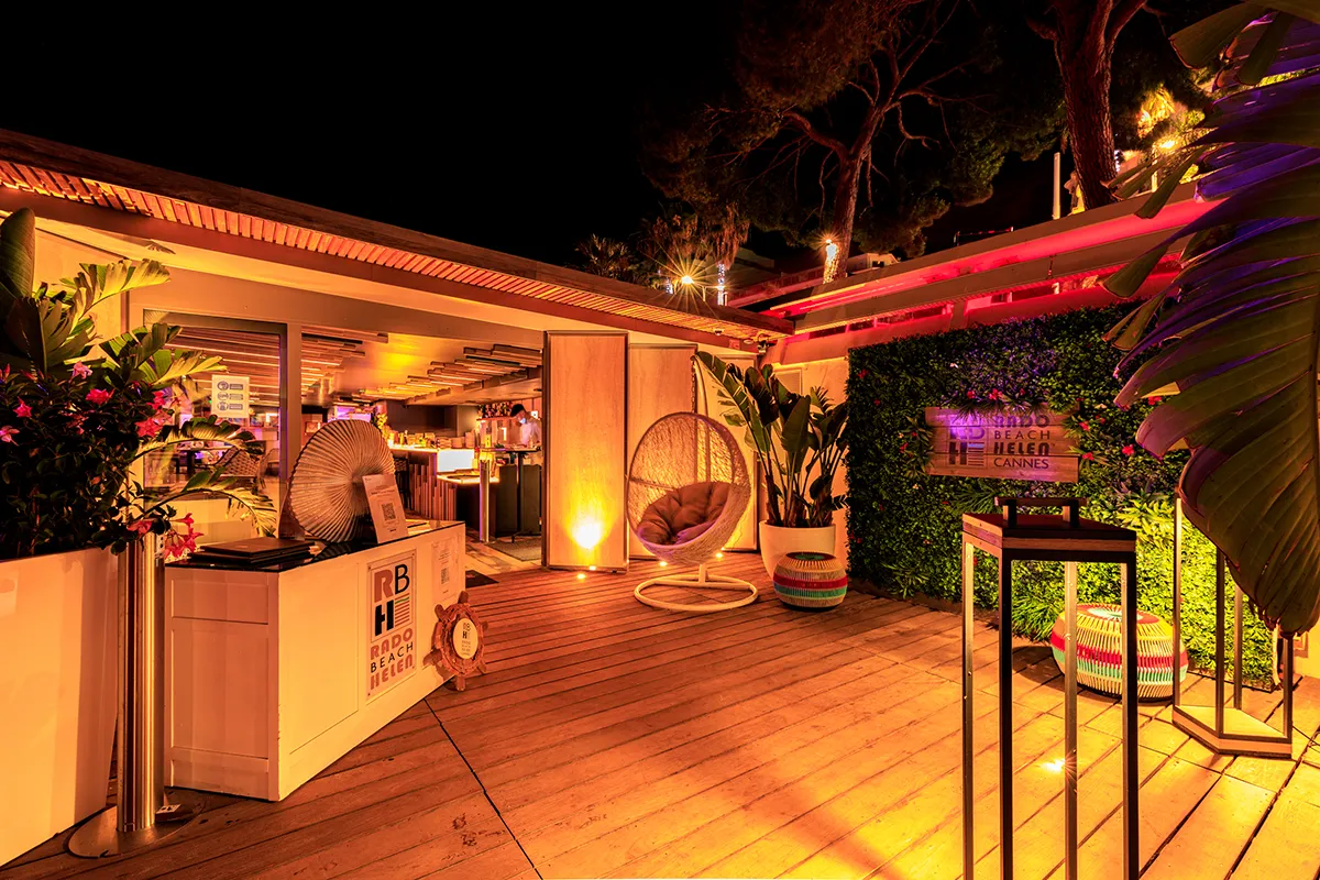 beach restaurant evening atmosphere French Riviera