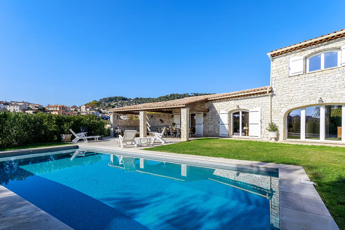 villa with swimming pool cannes